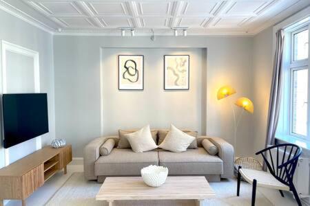 2 Bedroom In Trendy Area *