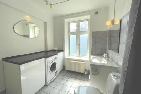 Apartment 2 Bedroom In Trendy Area *